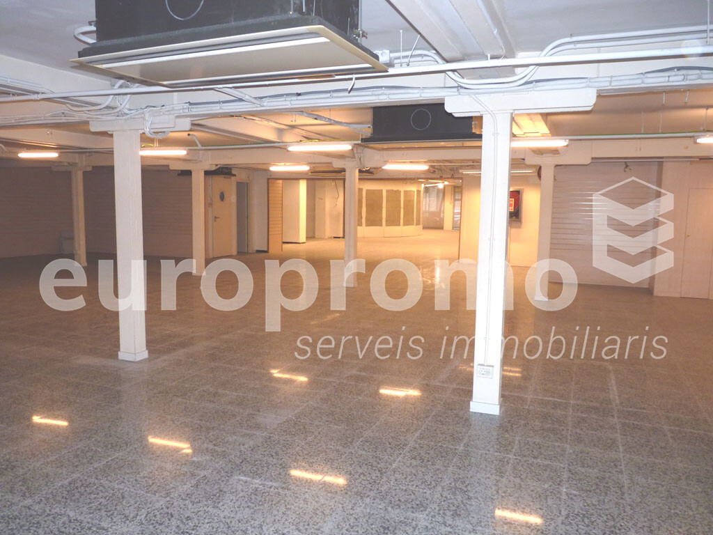 Local comercial de 650m2 amb 10 ml de façana situat a l'Eixample de Girona